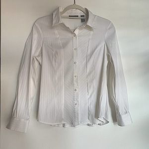 Apostrophe Essentials Women’s White Button down shirt with a design size M